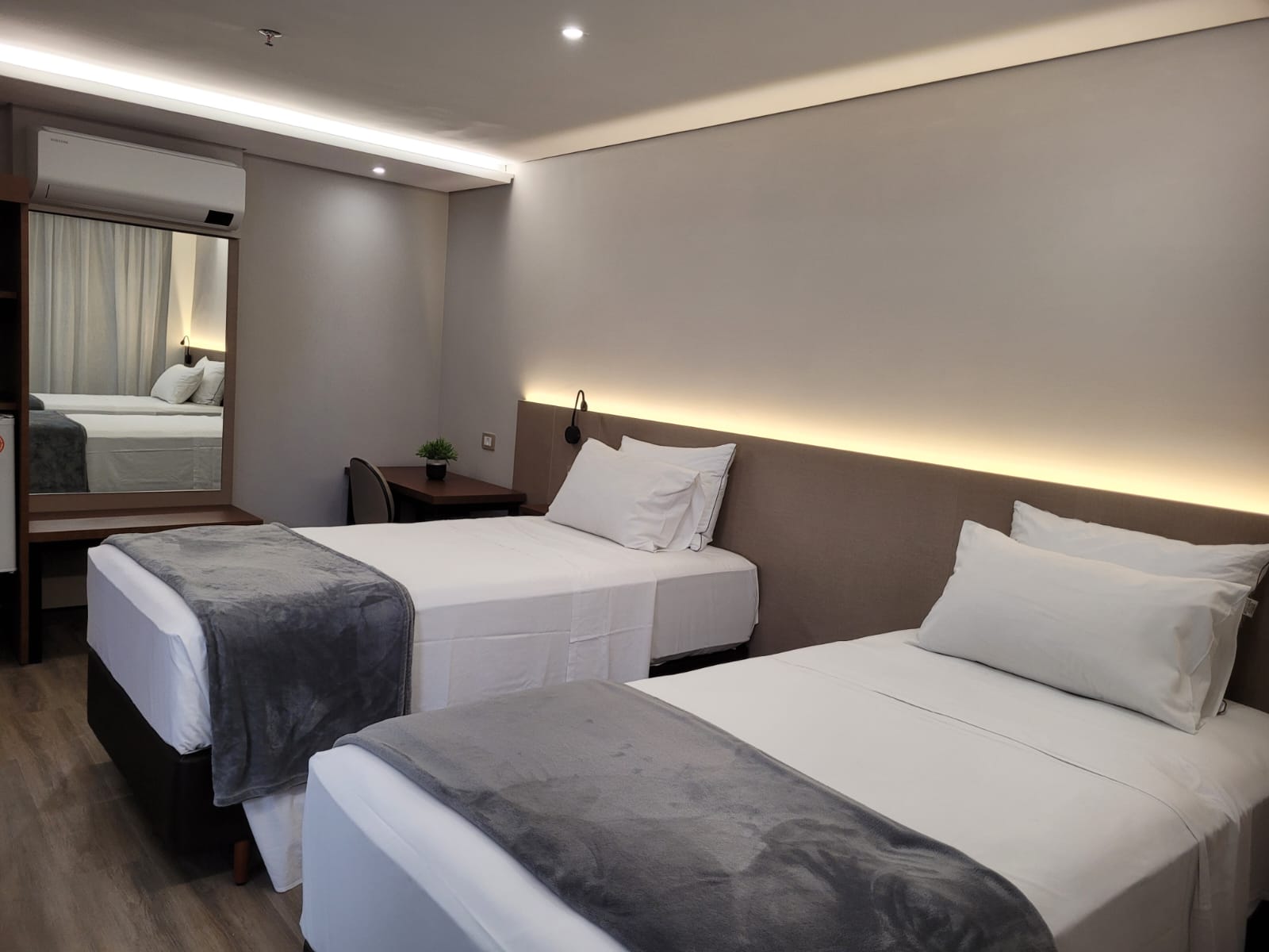 Deluxe, Twin Beds