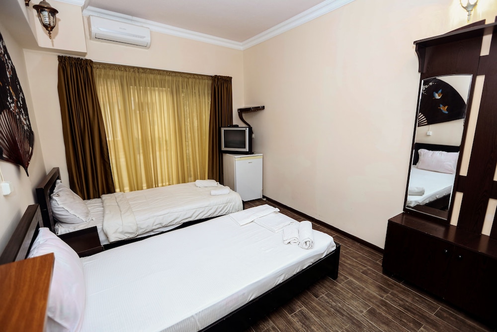 ISAKA HOTEL 28/74