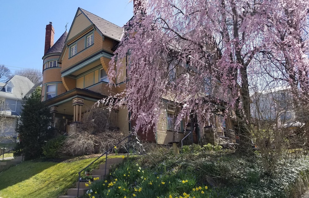 The Queen, A Victorian Bed and Breakfast 73/74