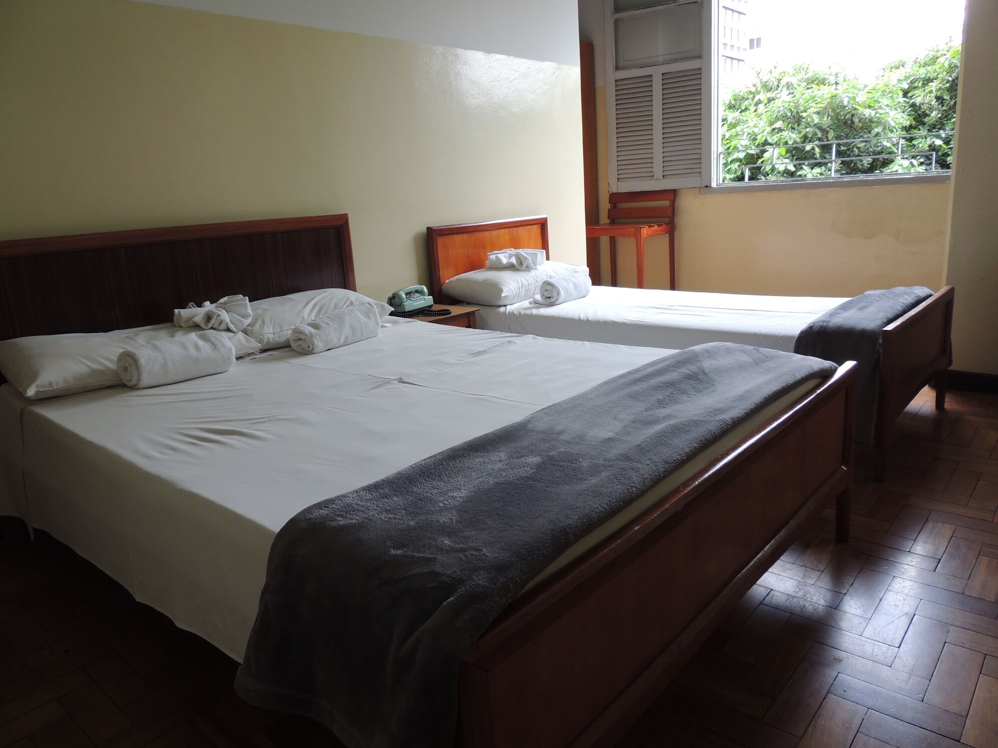 ROOM, TRIPLE, MULTIPLE BEDS