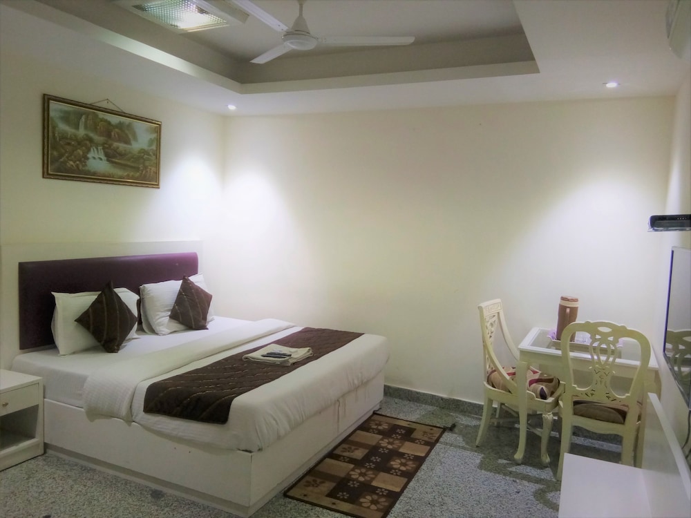 Hotel The Paramont Delhi 21/50