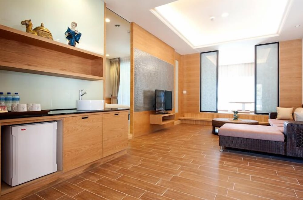 Lakeside Resort Hotel 8/50