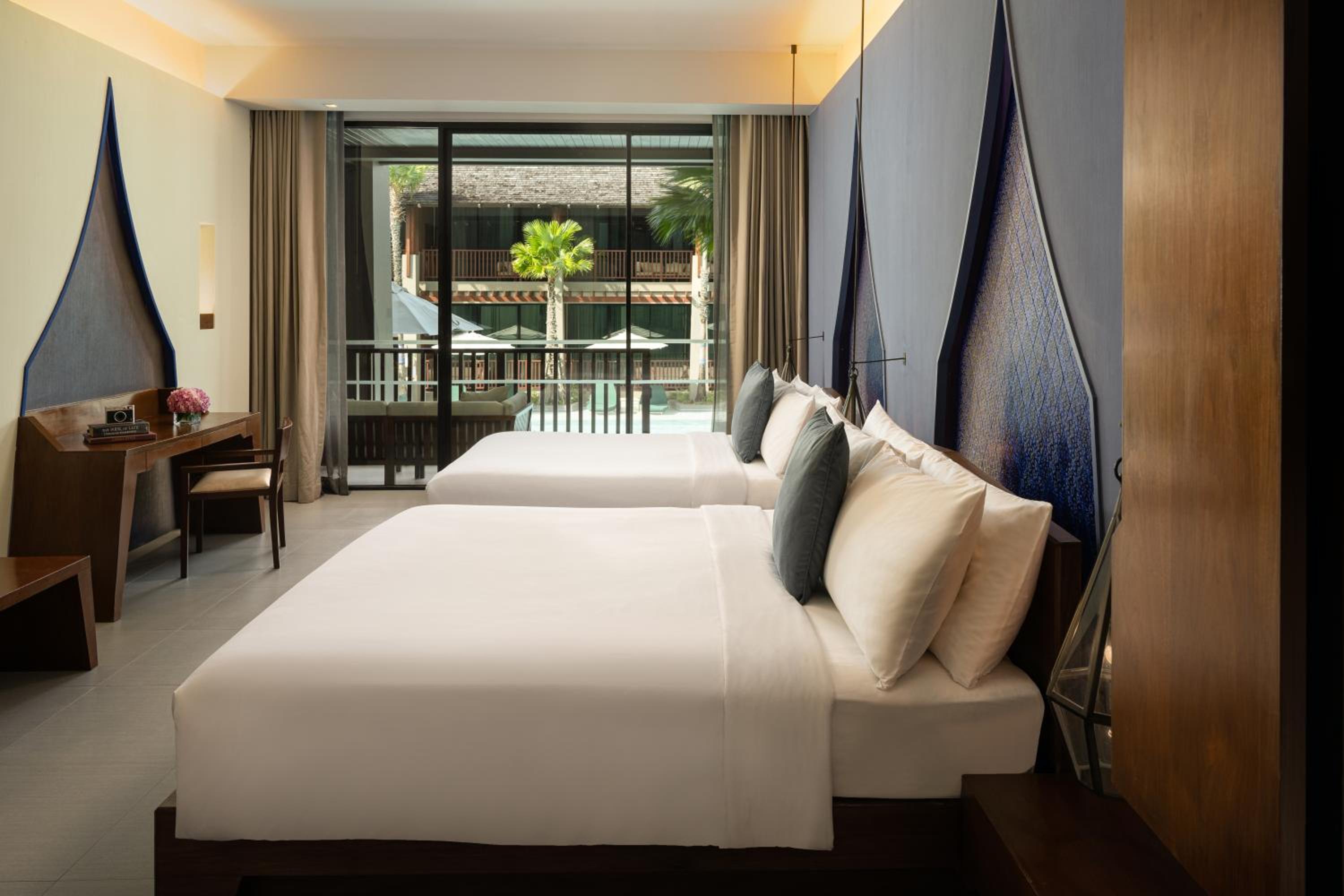 Premier, King Bed, Pool Access