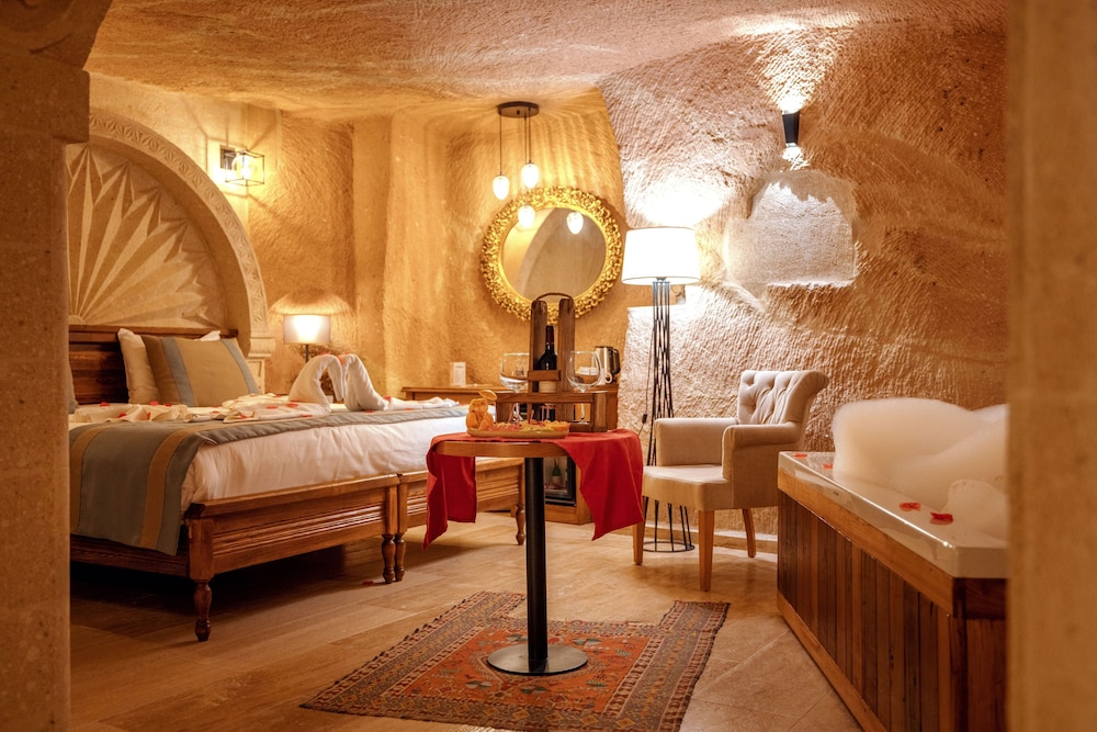 SUITE, KING BED