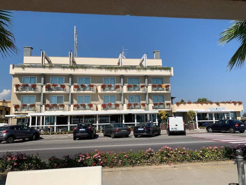 Ancora Hotel 3/72