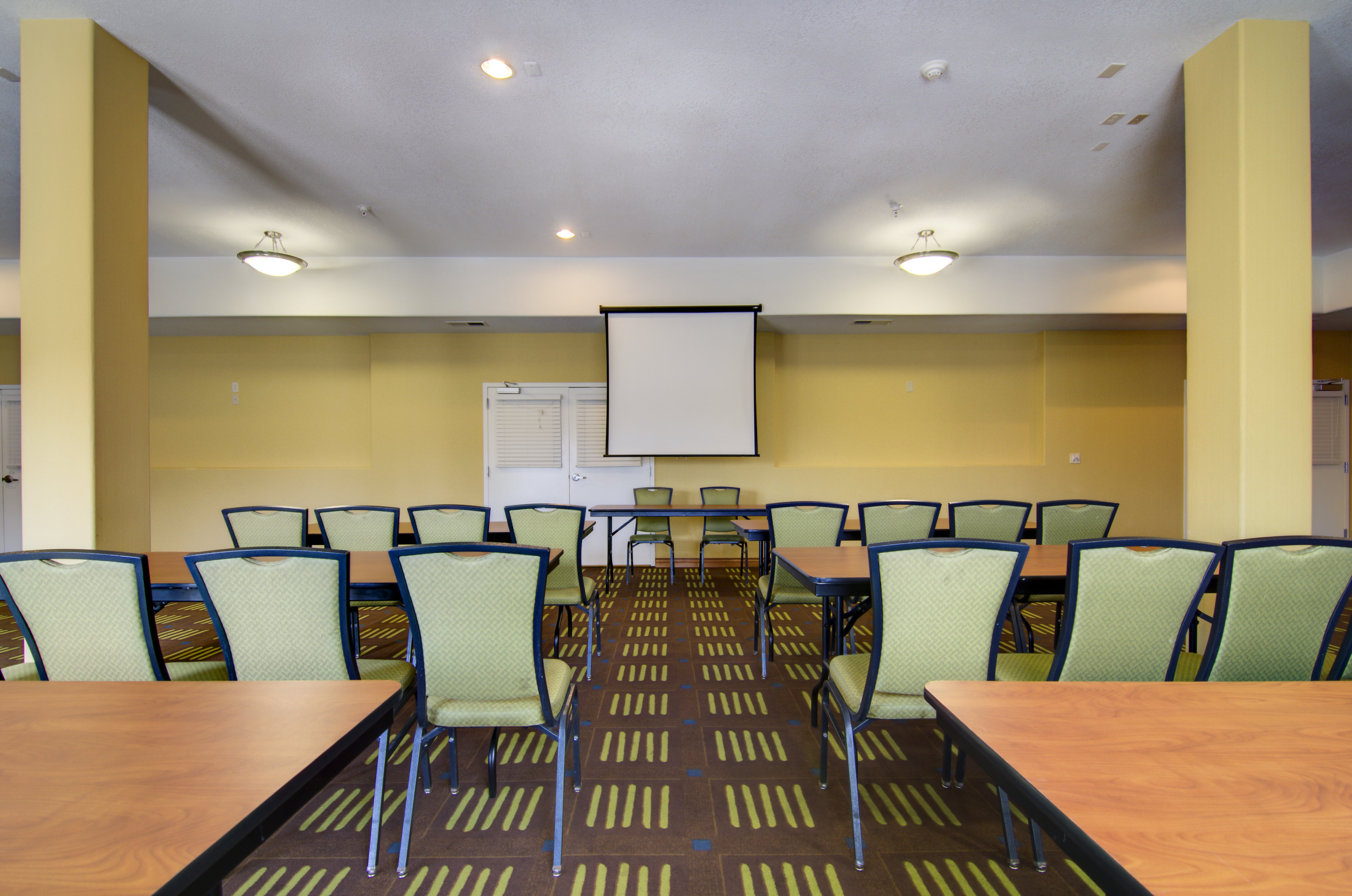 Holiday Inn Express Hotel Amp Stes Kansas City Sports Complex 52/55