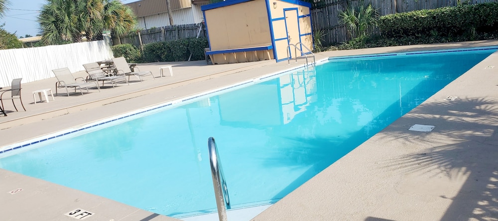 Americas Best Value Inn Suites Pensacola 17/30