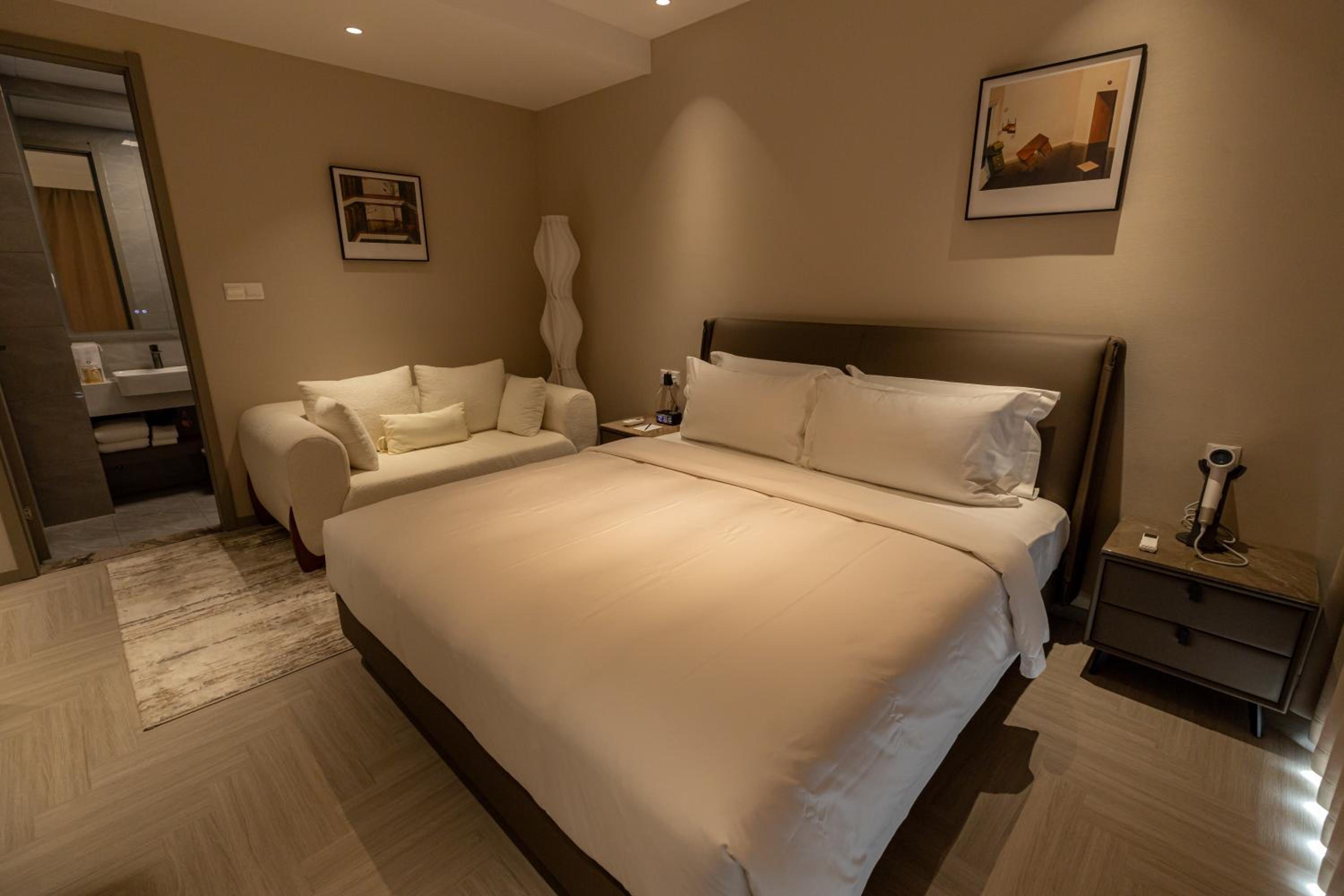 3 Bedrooms, Executive, Suite, 1 King and 2 Queen Beds
