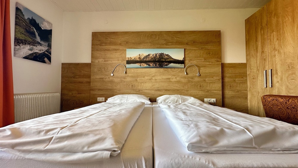 غرفة بسرير كينج بإطلالة على المدينة بشرفة، Hotel Schoene Aussicht 5/7