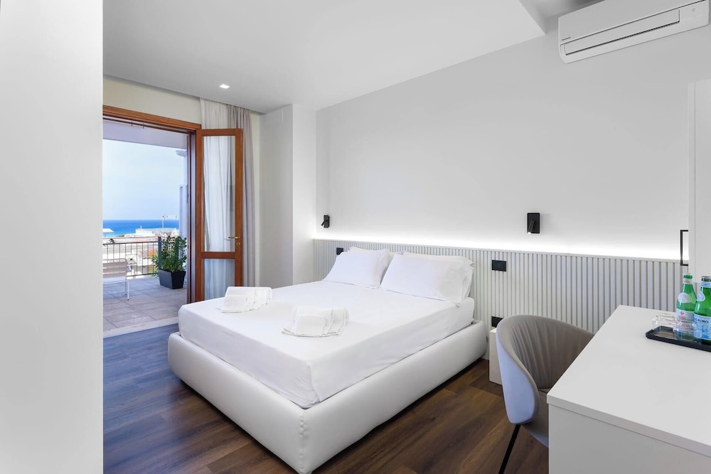 SUPERIOR, SEA VIEW