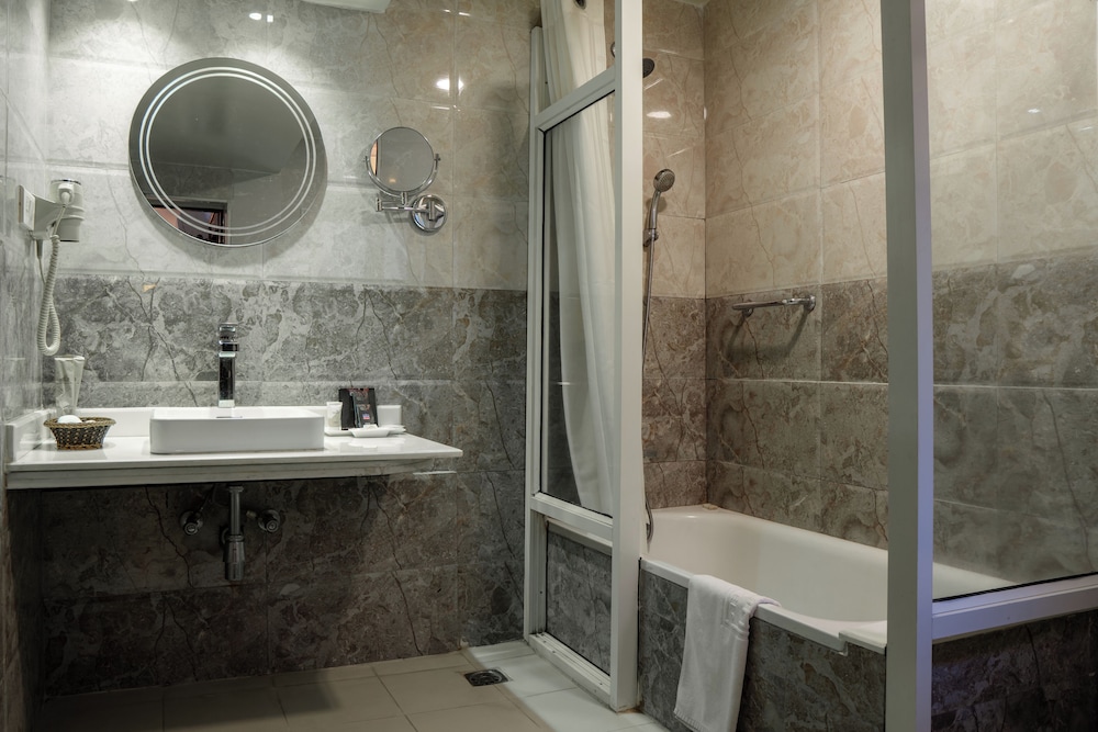 غرفة عائلية بسرير كوين بمطبخ في الطابق الأرضي، Maya Manor Boutique Hotel By Kgh Group 8/10