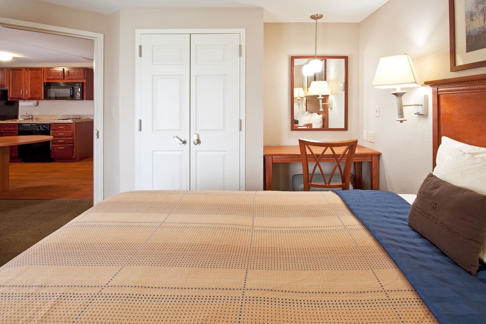 Candlewood Suites Ft. Lauderdale Airport Cruise 32/62