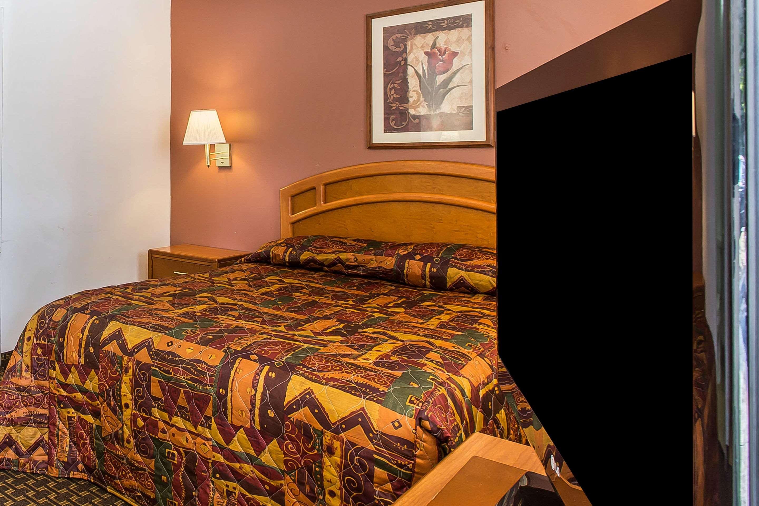 EFFICIENCY, QUEEN BED