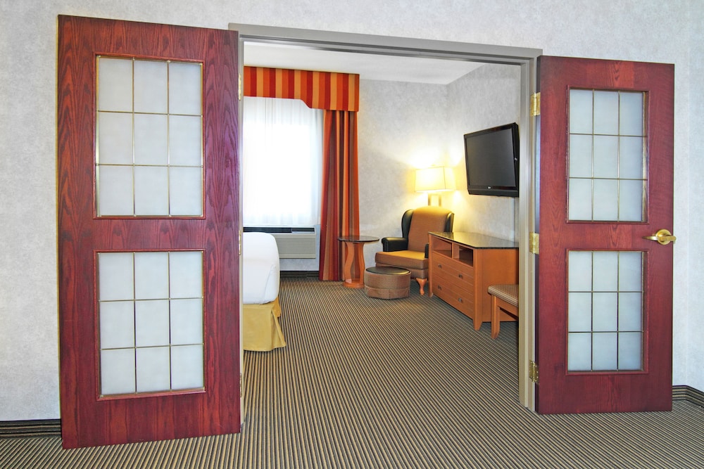 Holiday Inn Express Hotel Suites Calgary South Macleod Trail S 47/73