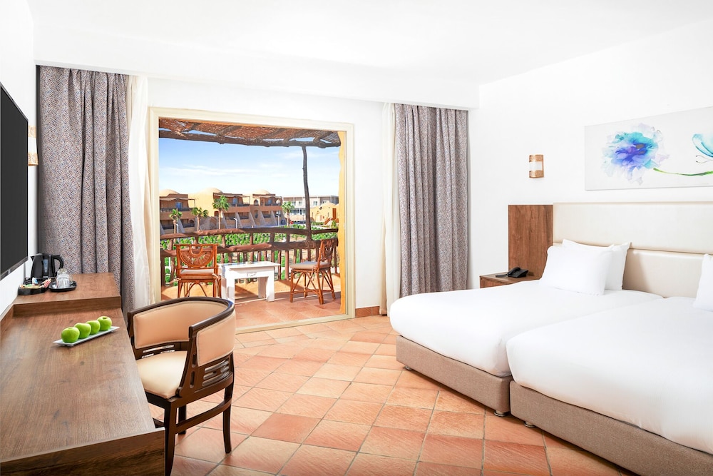 غرفة سوبيريور بسريرين منفصلين بإطلالة على المسبح، Pickalbatros Portofino Villaggio Resort 3/4