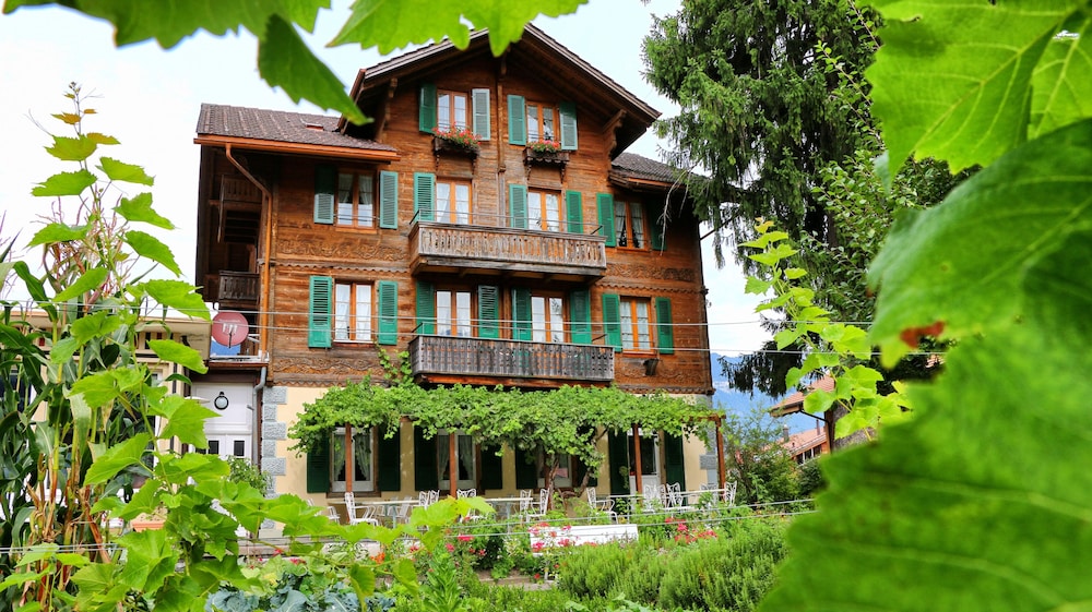 Alpenrose Hotel and Gardens 2/50