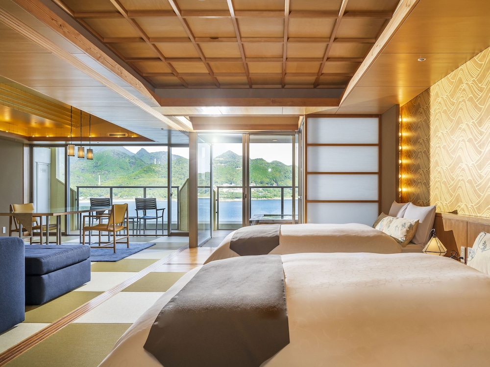 Deluxe, Suite, Twin Beds, 2 Futon Beds, Ocean View, Outdoor View, Bathtub, Corner