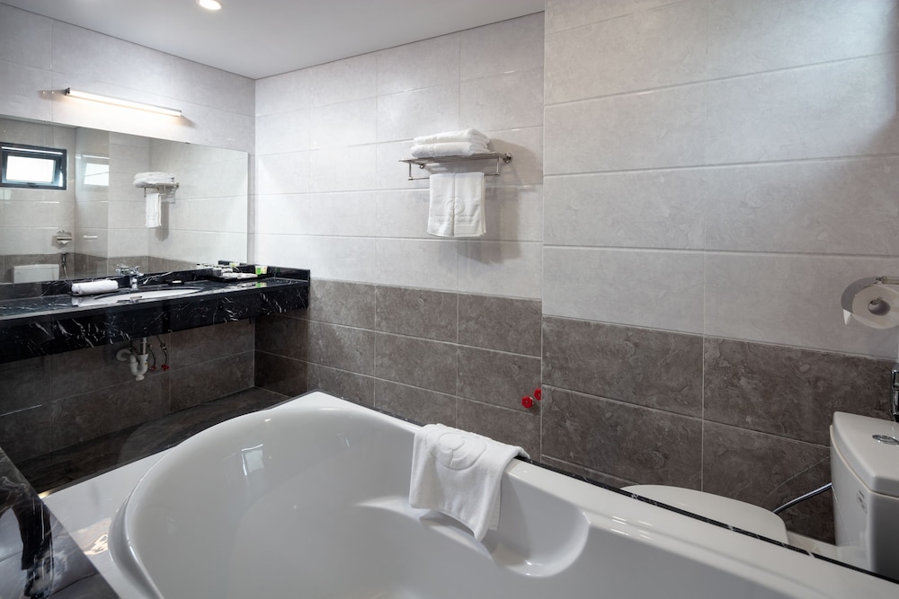 Grand Dragon Hotel Hanoi 57/58