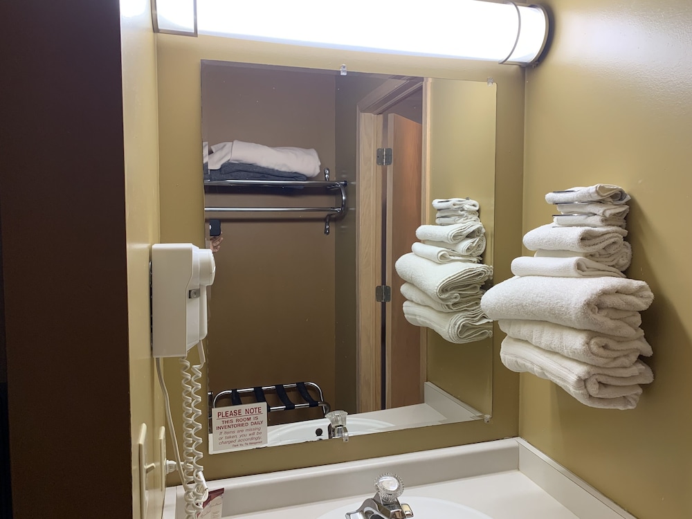 Lakeside Motor Inn 8/26