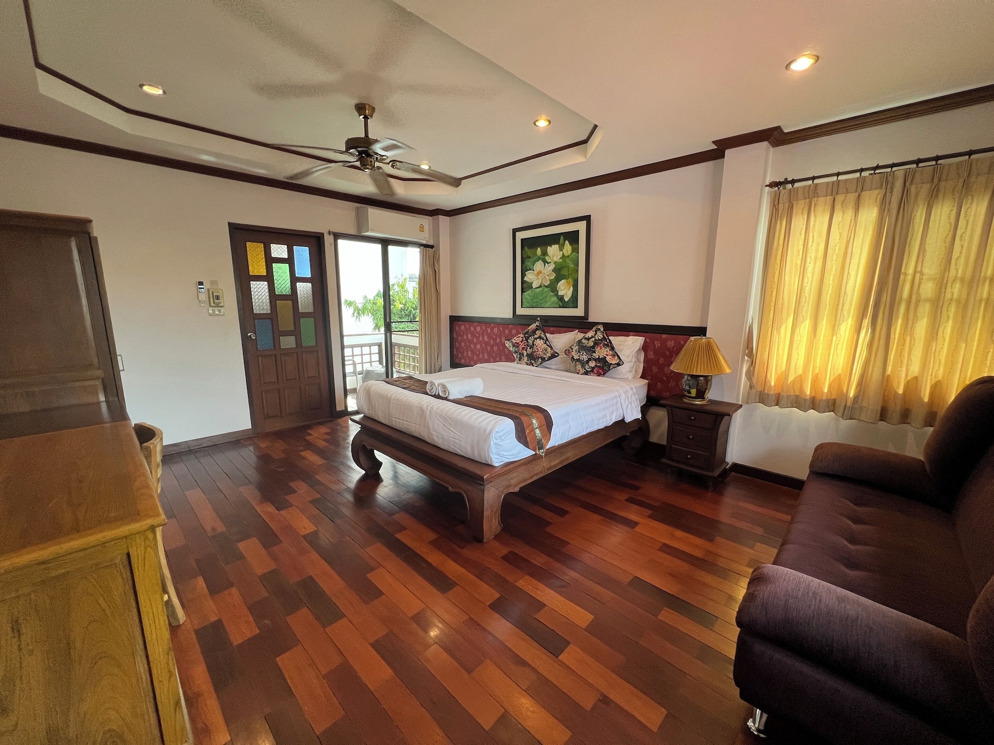 Super, Deluxe, Queen Bed, Mountain View