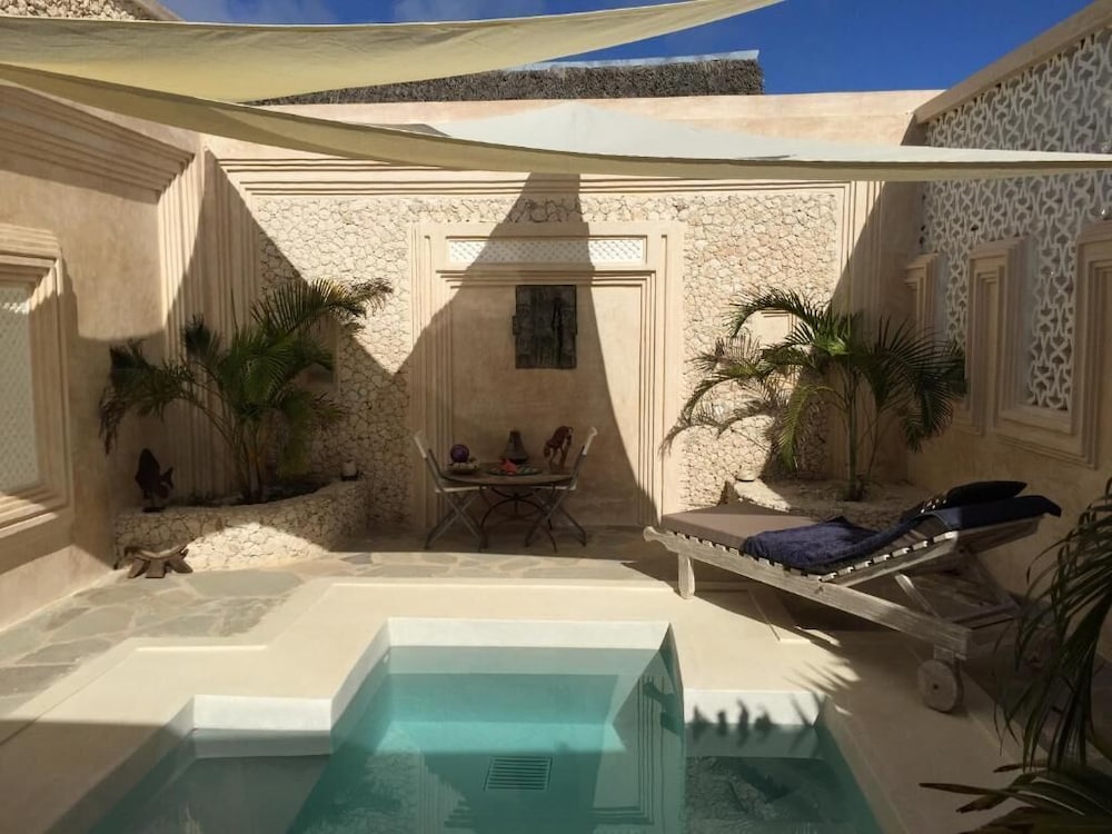 The Villa Luxury Suites Hotel 11/43