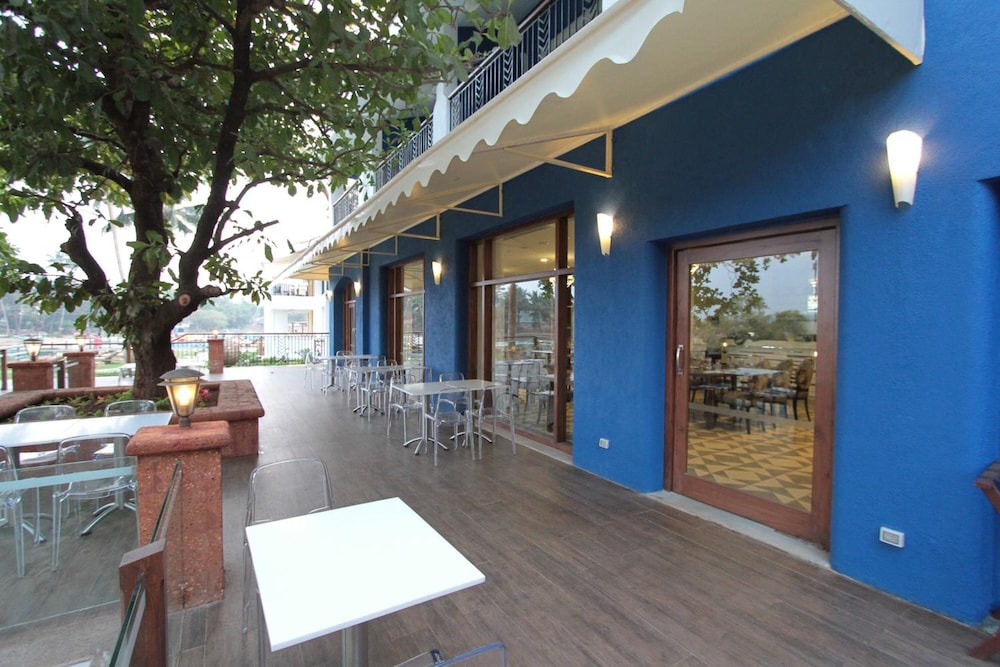 Acron Waterfront Resort 17/80