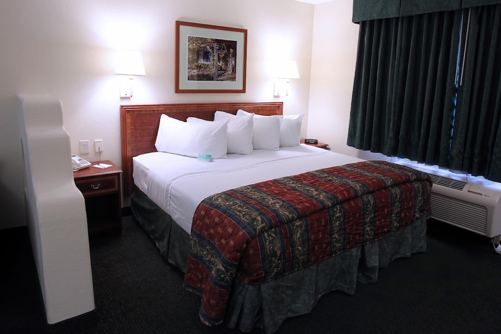 Deluxe, Suite, King Bed, Sofa, Garden Place Suites 2/4