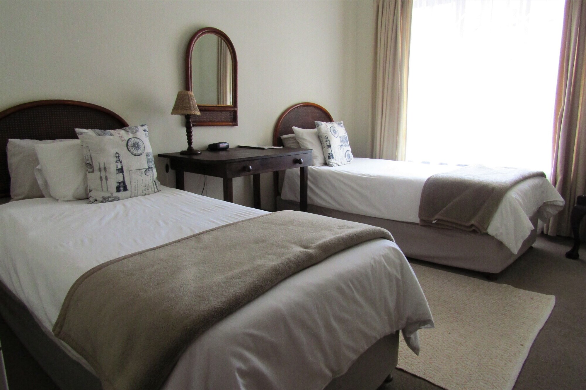 غرفة كومفورت رباعية بسرير مزدوج وسريرين منفصلين، Blouberg Dolphin Inn 2/6