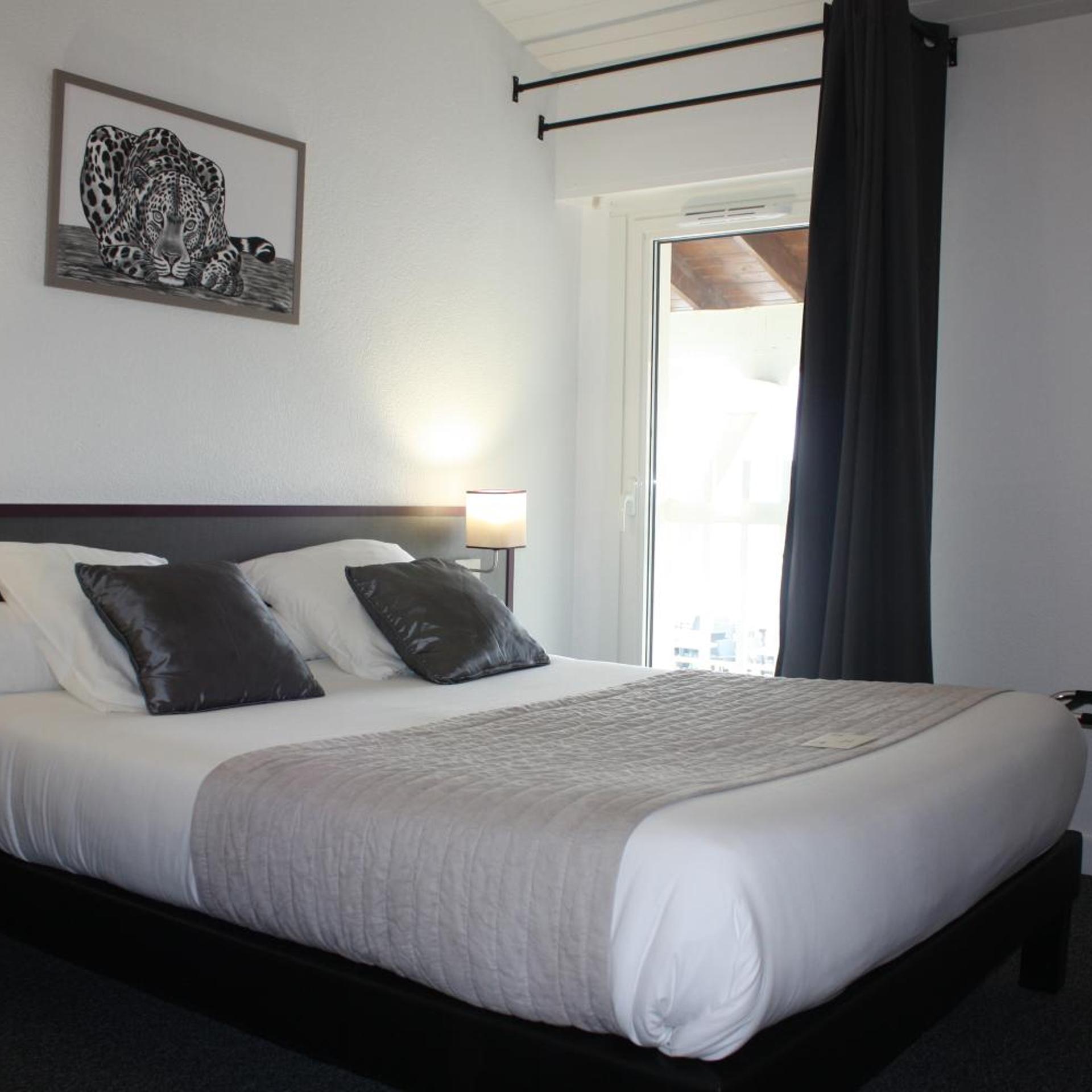 Standard, Double Bed, with View, Low Floor