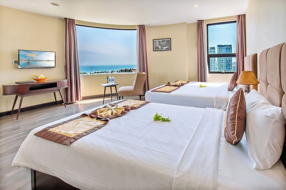 DELUXE, TRIPLE, MULTIPLE BEDS, BEACH VIEW