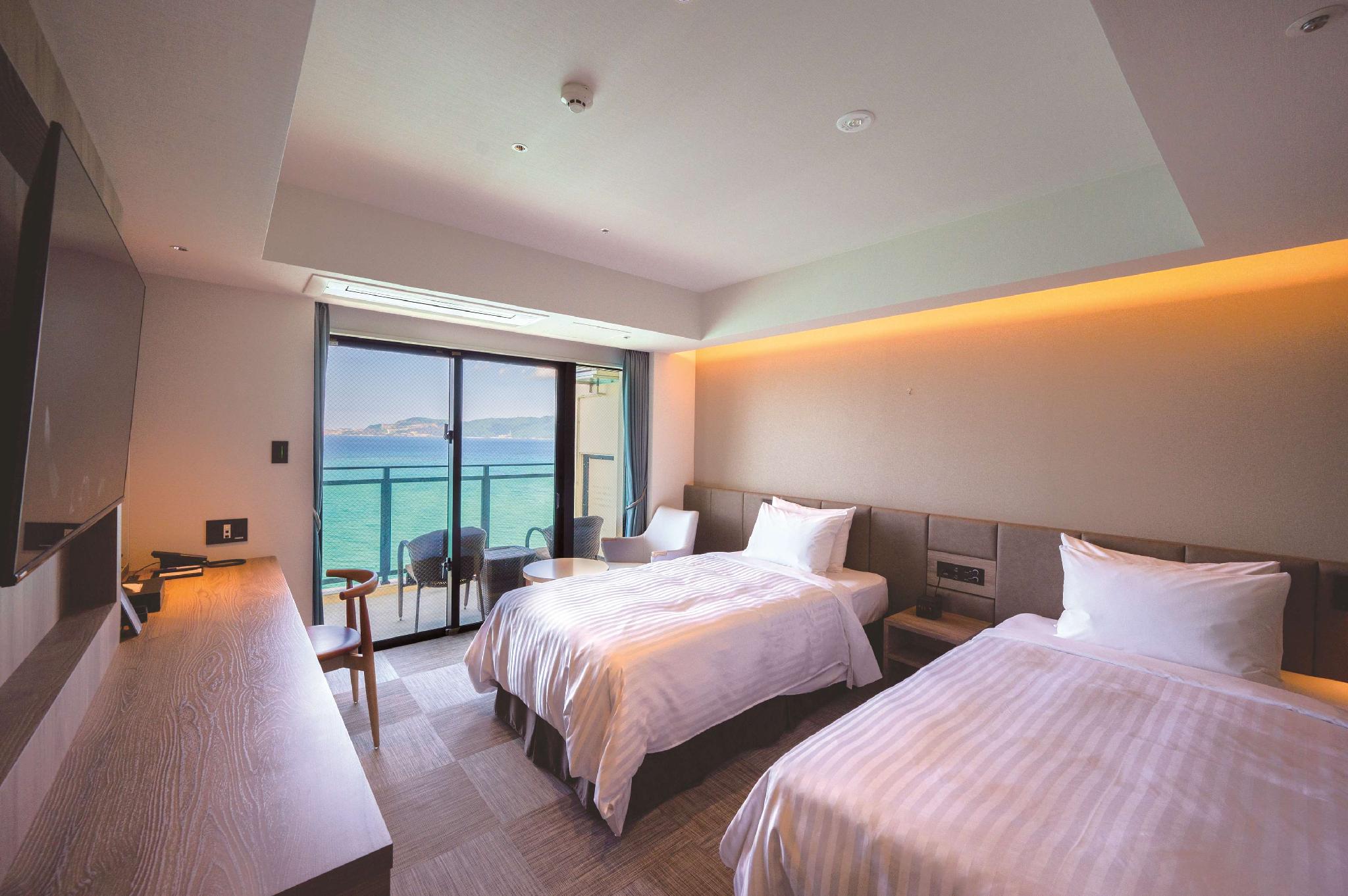 Superior, Twin Beds, with Extra Bed, Ocean Front, Balcony, Bathtub