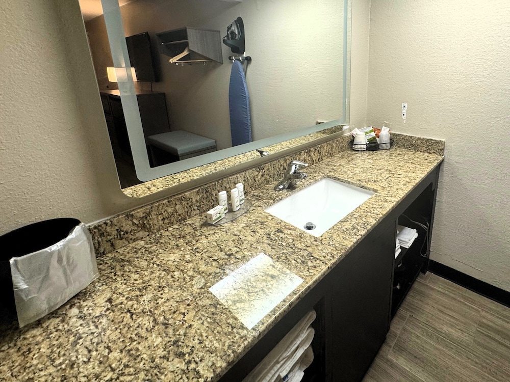 Super 8 by Wyndham Corpus Christi Airport 50/51