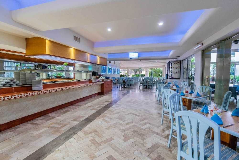 Aquamarina Beach Hotel Cancun 12/63