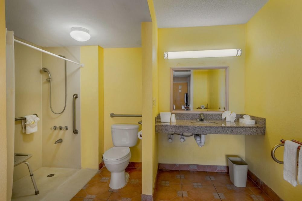 Express Inn & Suites - 5 Miles from St Petersburg Clearwater Airport 42/43