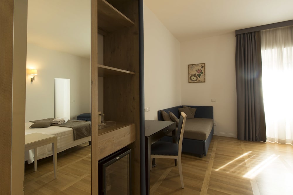 FLORIS HOTEL 56/73