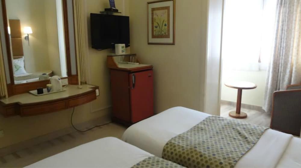 Regent Hotel 23/38