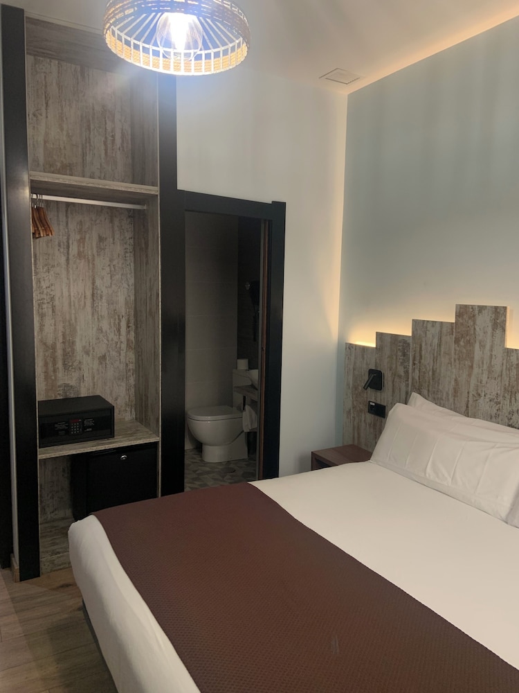 Hostal Anton Martin 33/61