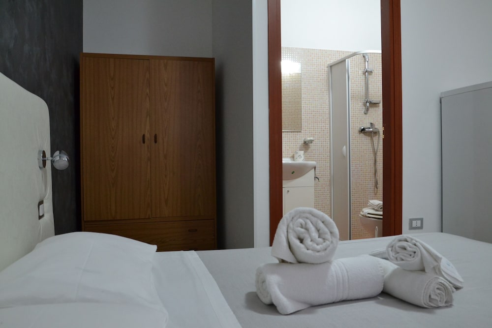 ROOM, DOUBLE BED