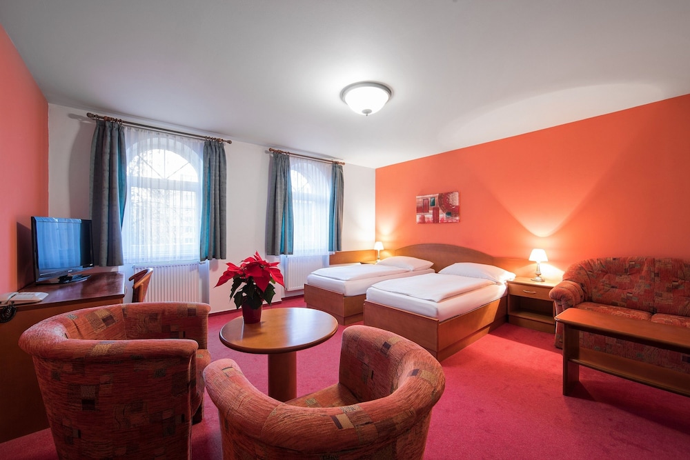 Hotel Attic 24/40