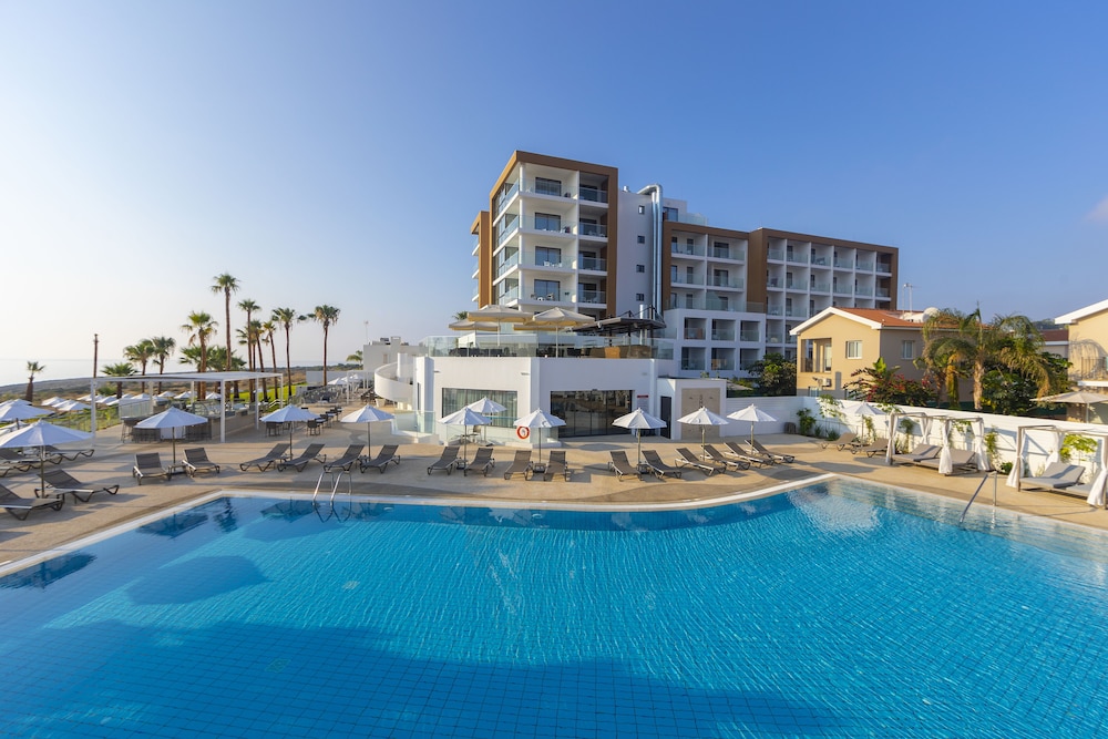 Leonardo Crystal Cove Hotel Spa By the Sea 4/64