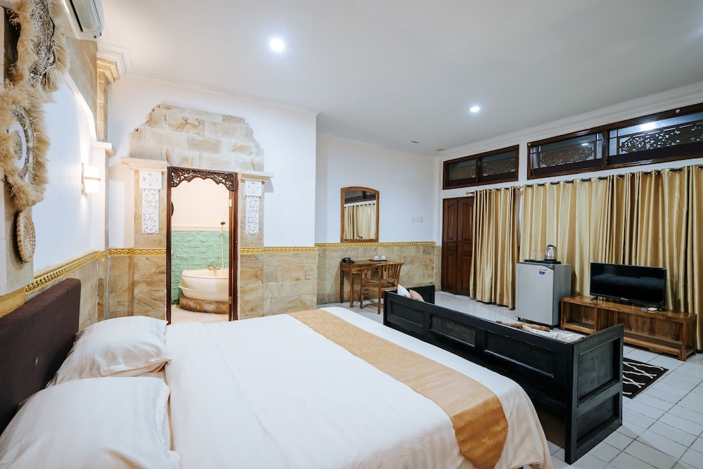 Deluxe, King Bed, Pool Side
