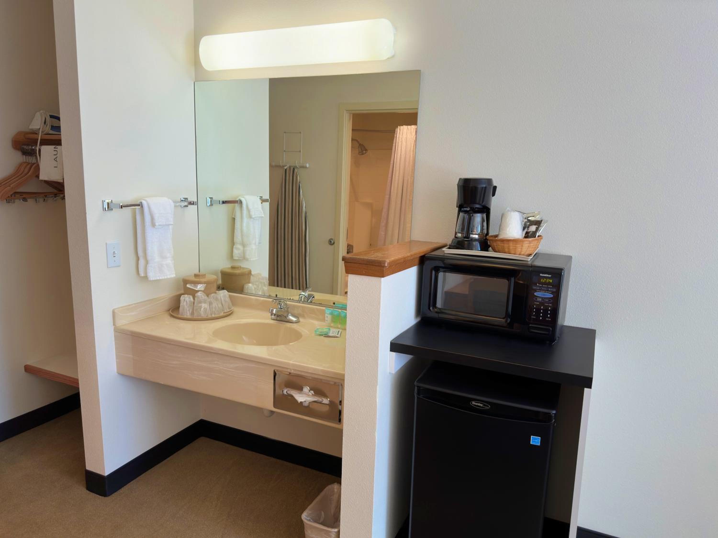 Room, 2 Queen Beds, Peppermill Empress Inn 7/9