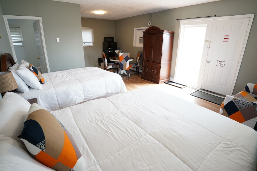 DELUXE, STUDIO, 2 QUEEN BEDS, KITCHENETTE