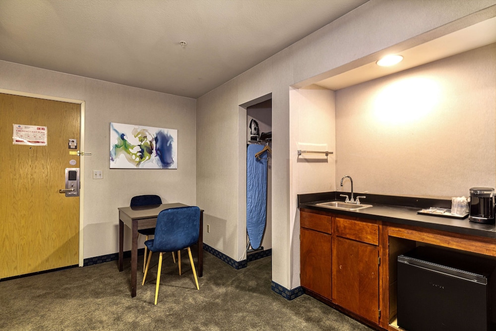 SureStay Plus Hotel by Best Western SeaTac Airport 22/30