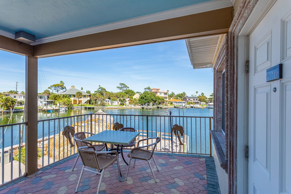 Bay Palms Waterfront Resort - Hotel and Marina 55/70