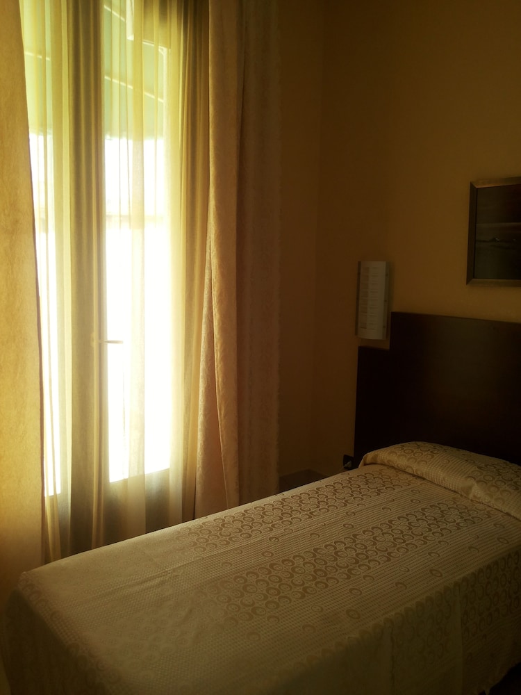 ROOM, SINGLE