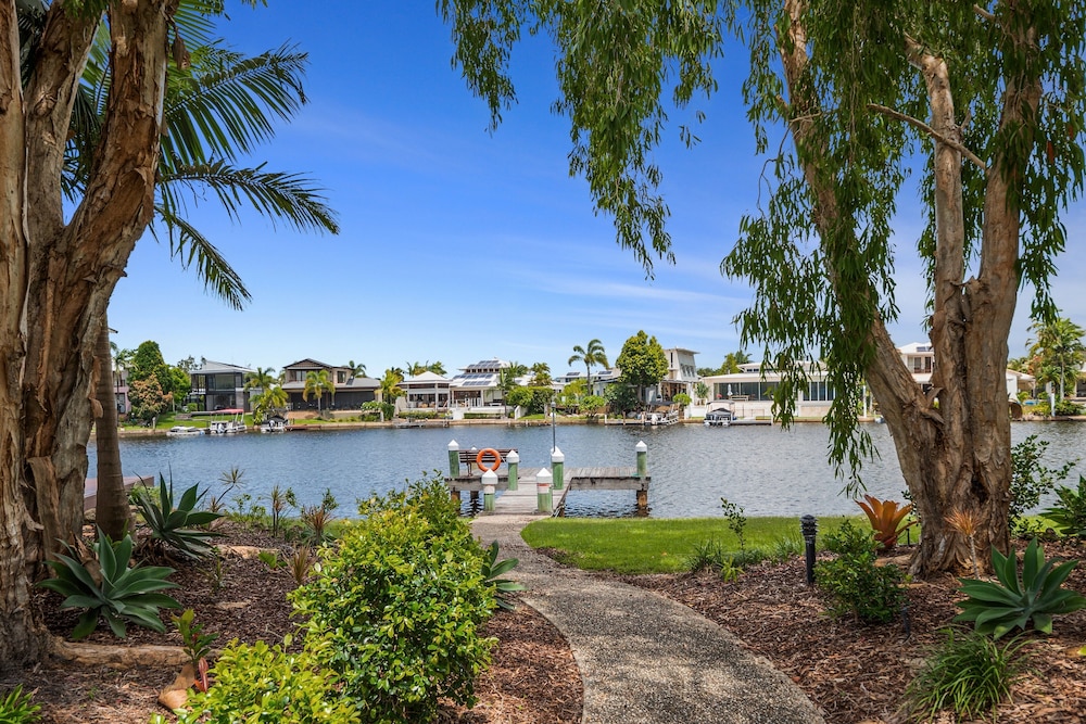 NOOSA ENTRANCE WATERFRONT RESORT 76/80