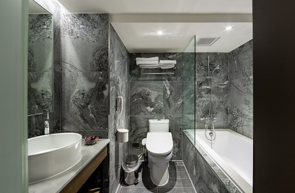 Lan Kwai Fong Garden Hotel 62/66