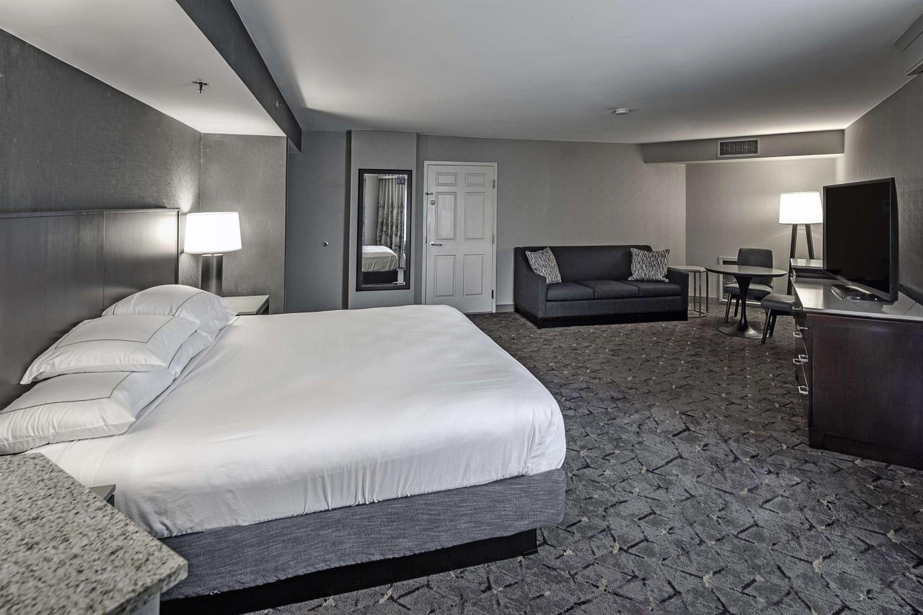 Suite, King Bed, Corner