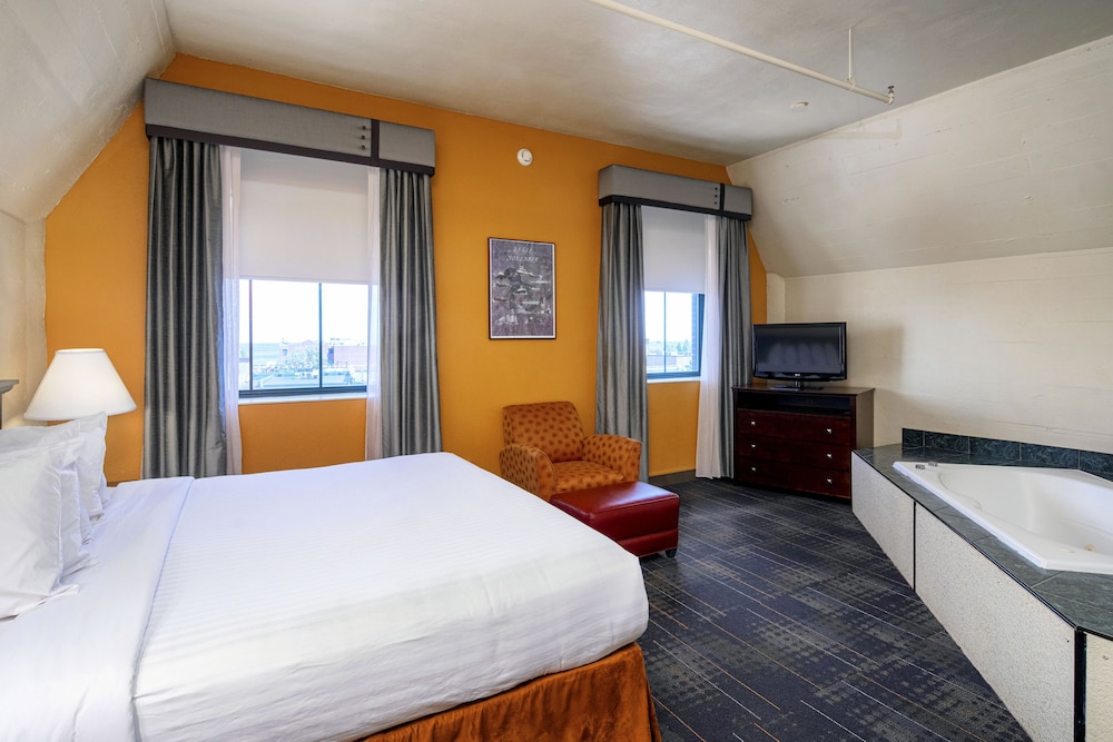 The Suites Hotel at Waterfront Plaza 17/50